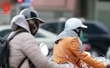 Người Hà Nội mặc thêm áo mưa ra đường vì lạnh